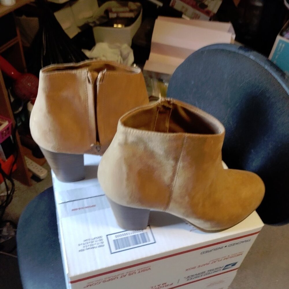 NWOT Cute Old Navy tan suede heeled boots size 10
